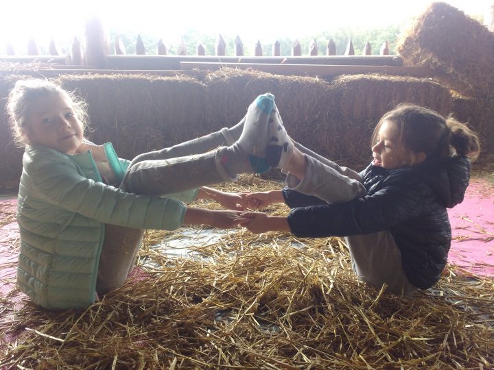 Kinderyoga op de hooizolder van de Geitenboerderij!